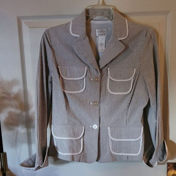 CRISP BLUE AND WHITE SEERSUCKER SHORT JACKET - Picture 4 of 5